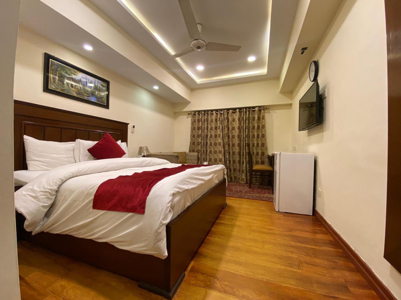 Diplomat Hotel Исламабад Екстериор снимка