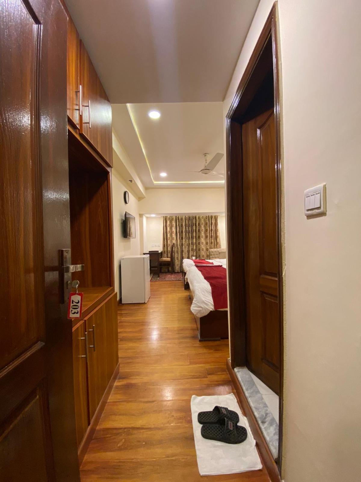 Diplomat Hotel Исламабад Екстериор снимка