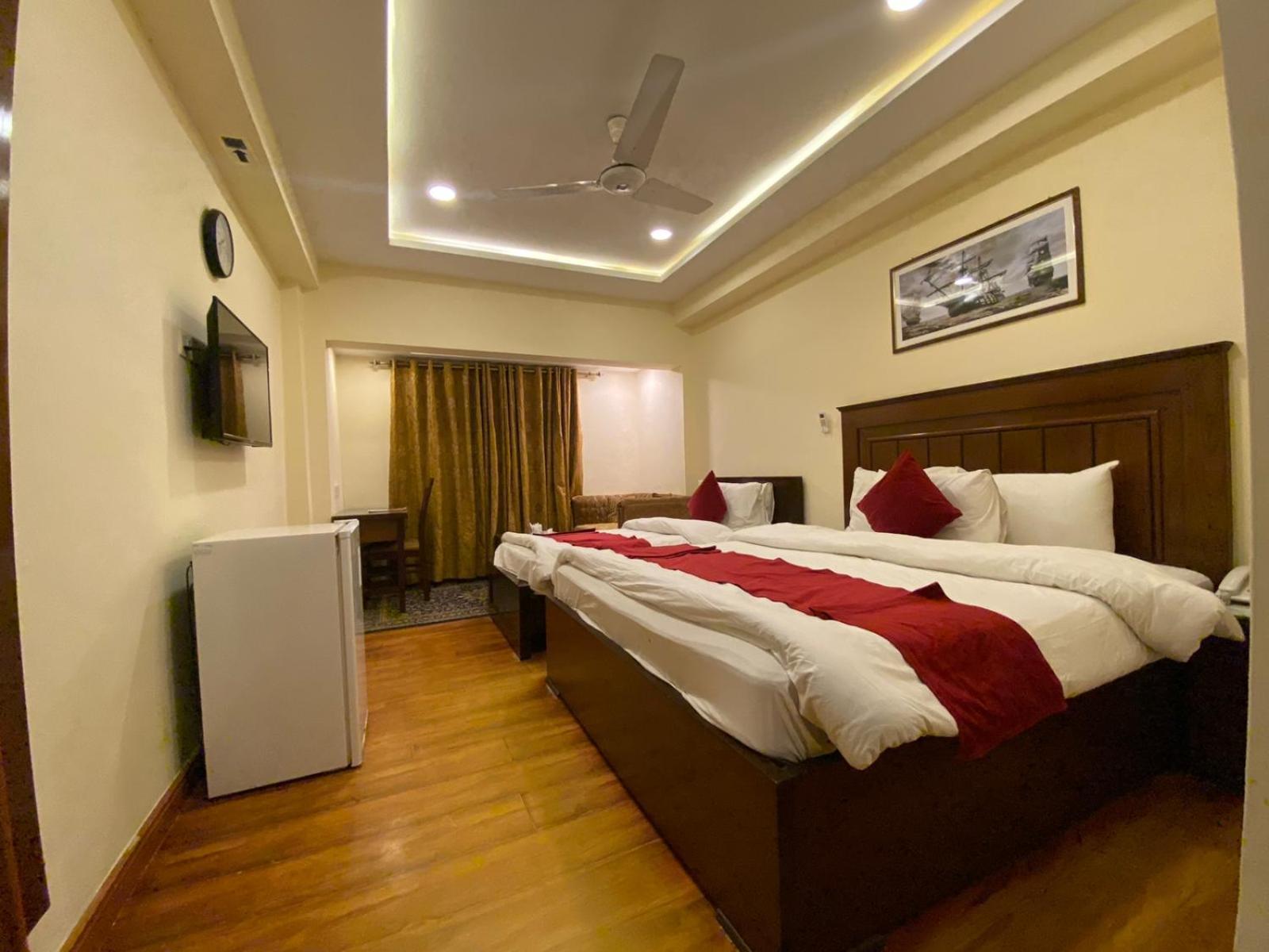 Diplomat Hotel Исламабад Екстериор снимка