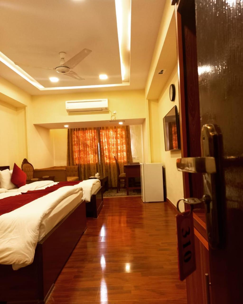 Diplomat Hotel Исламабад Екстериор снимка